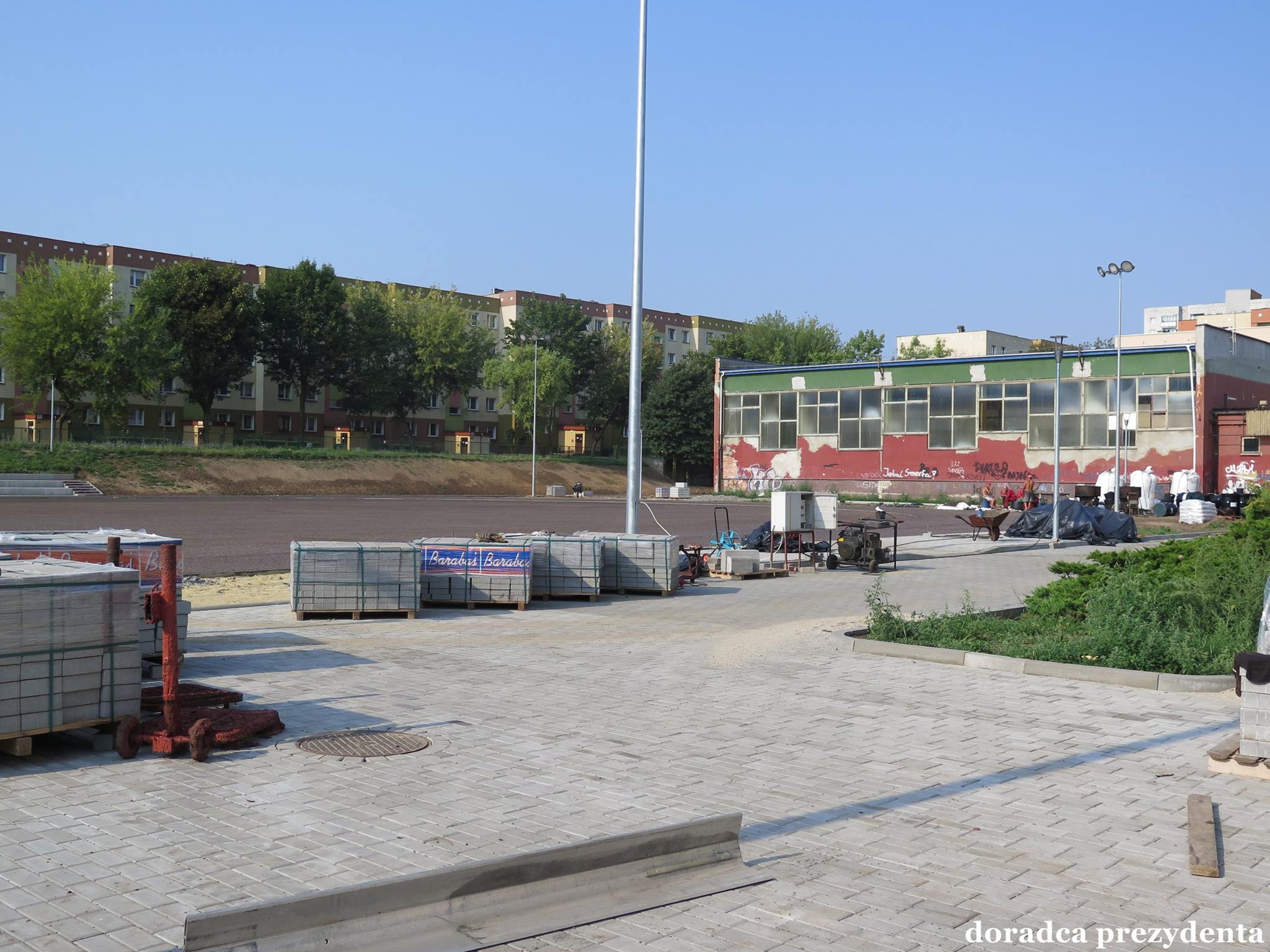 prace przy budowie teren&oacute;w rekreacyjno-sportowych