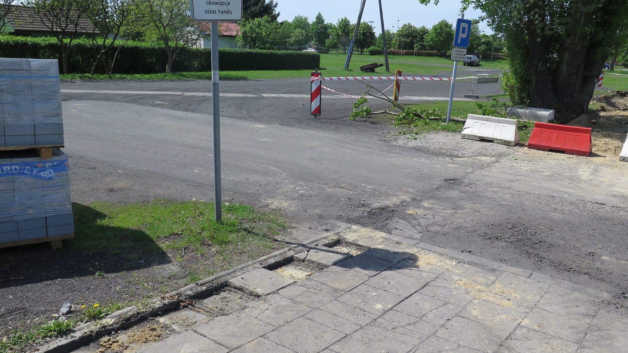 Ilustracja wprowadzenia: Remont chodnika przy ul. K. Sprawiedliwego.