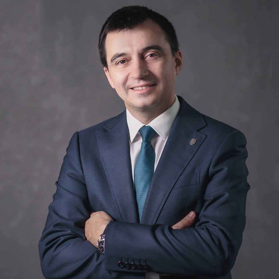 Ilustracja wprowadzenia: Prezydent Rafael Rokaszewicz wybrany na kolejną kadencję.