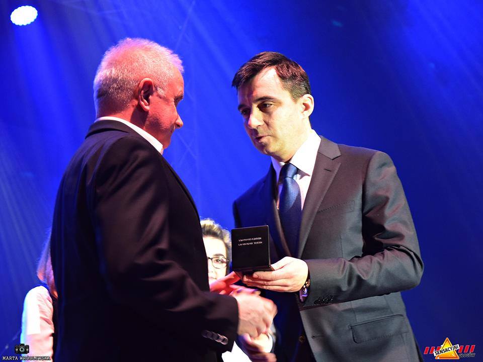 Prezydent wyr&oacute;żnił medalami. - zdjęcie 1