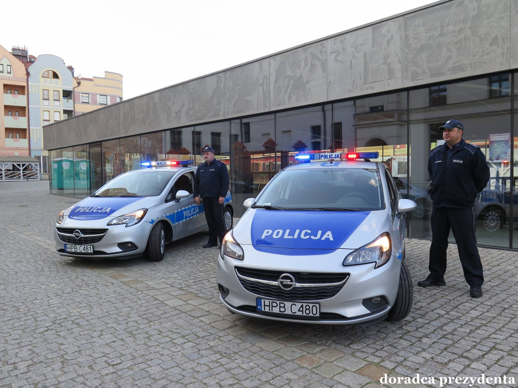 Ilustracja wprowadzenia: Nowe samochody dla policji.