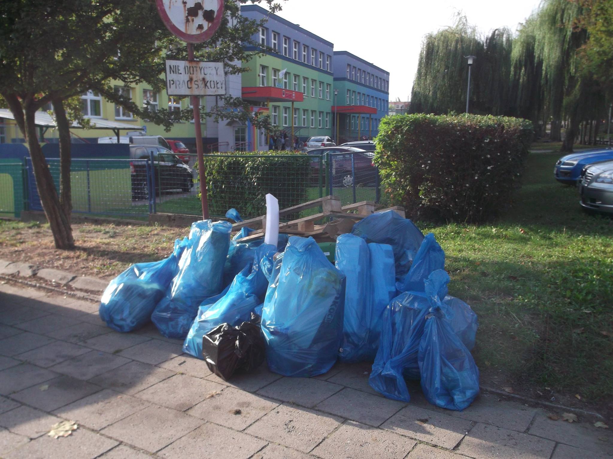 Kolejni "Czyściciele świata" sprzatają Głog&oacute;w. - zdjęcie 1