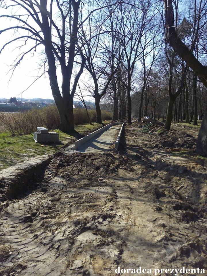 Budują ścieżkę dla pieszych i rowerzystów. - zdjęcie 1