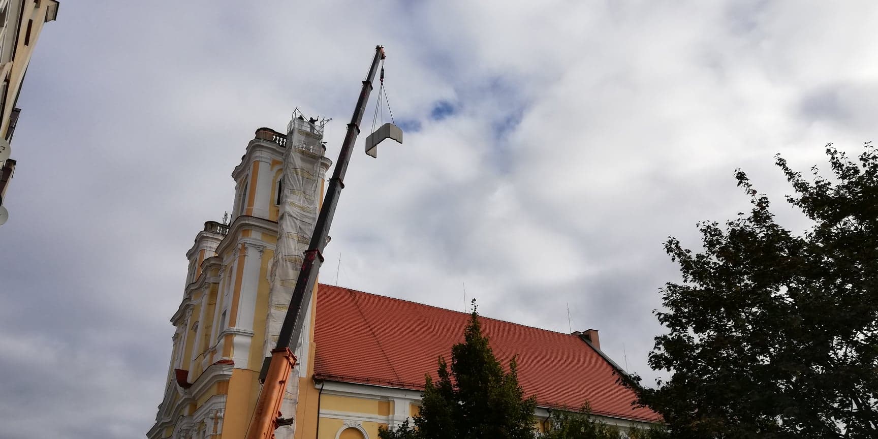 Pierwszy etap zakładania hełmu na wieżę "Bożego Ciała" - zdjęcie 6
