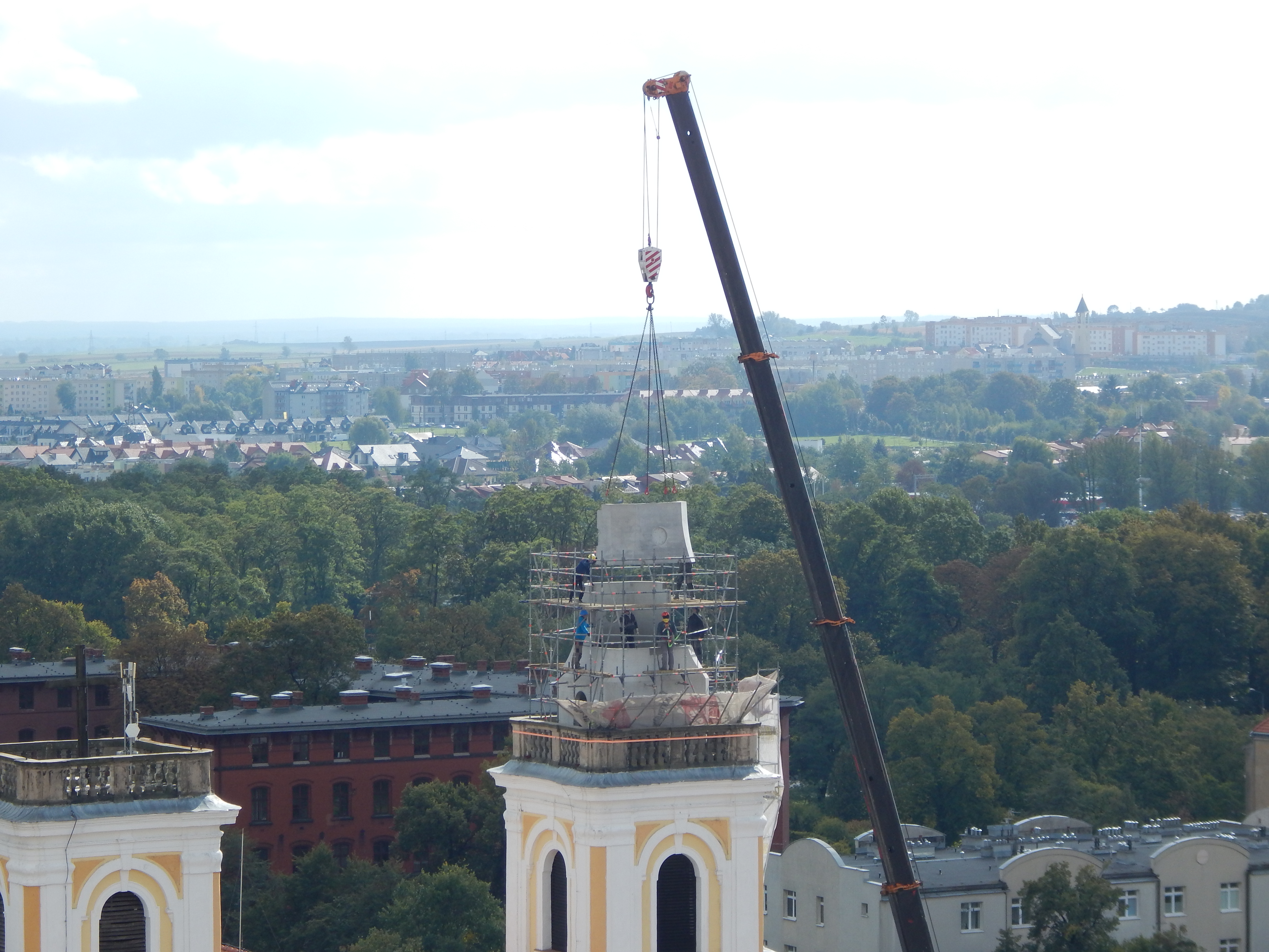Ilustracja do artykuły: Ciąg dalszy montażu hełmu na kościelnej wieży
