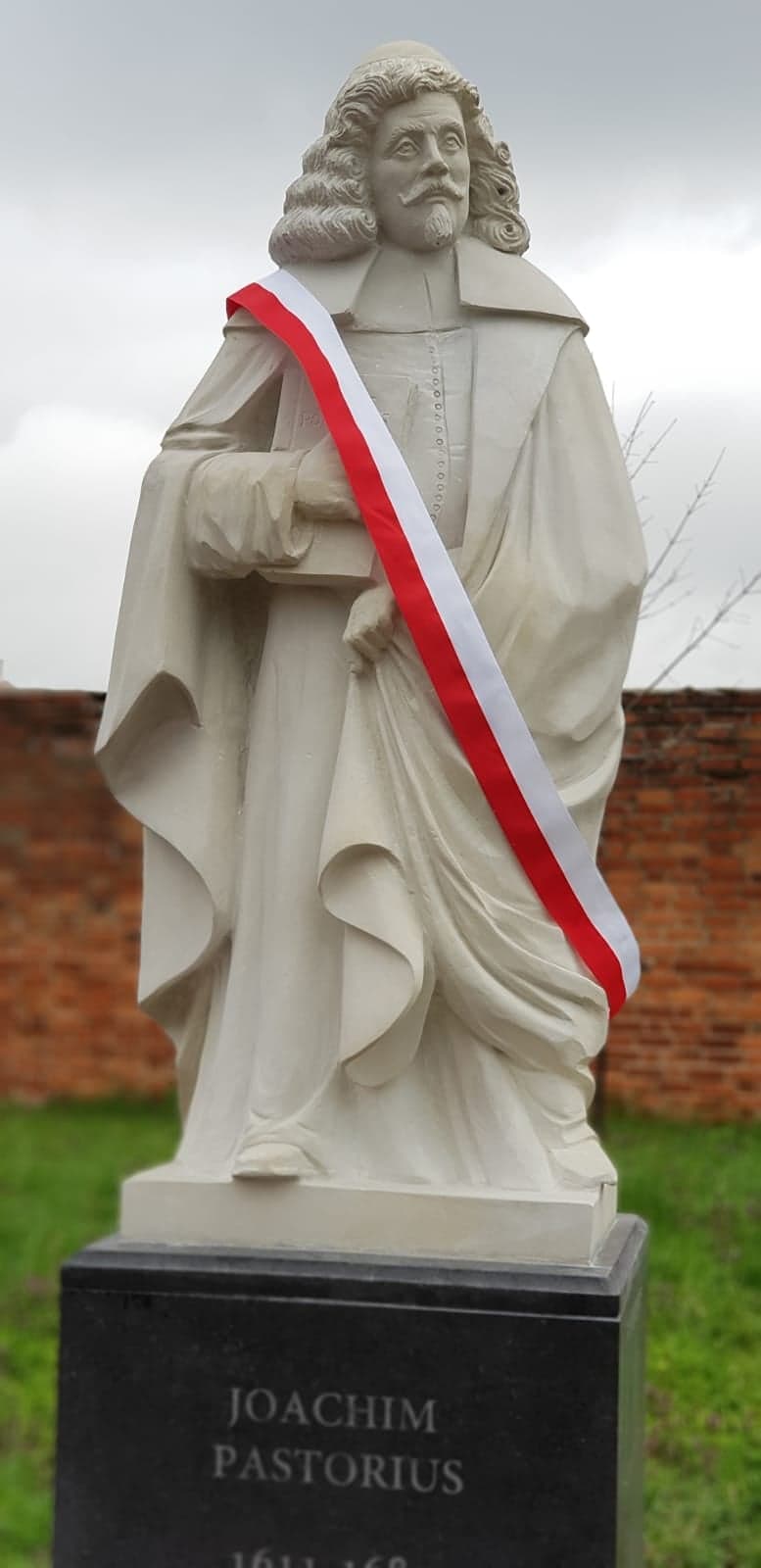 Pomnik odsłonięty - zdjęcie 1