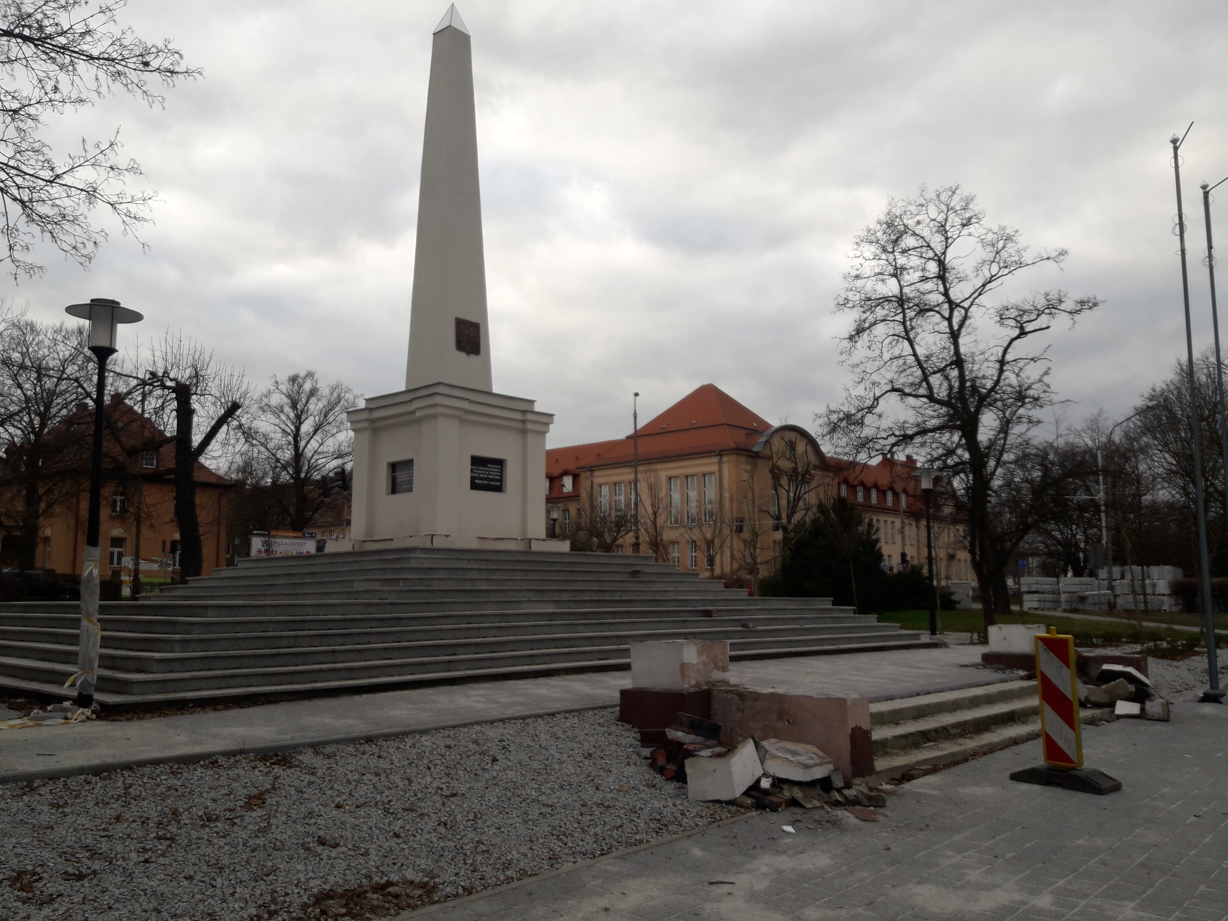 Trzy pomniki w jednym miejscu - zdjęcie 6