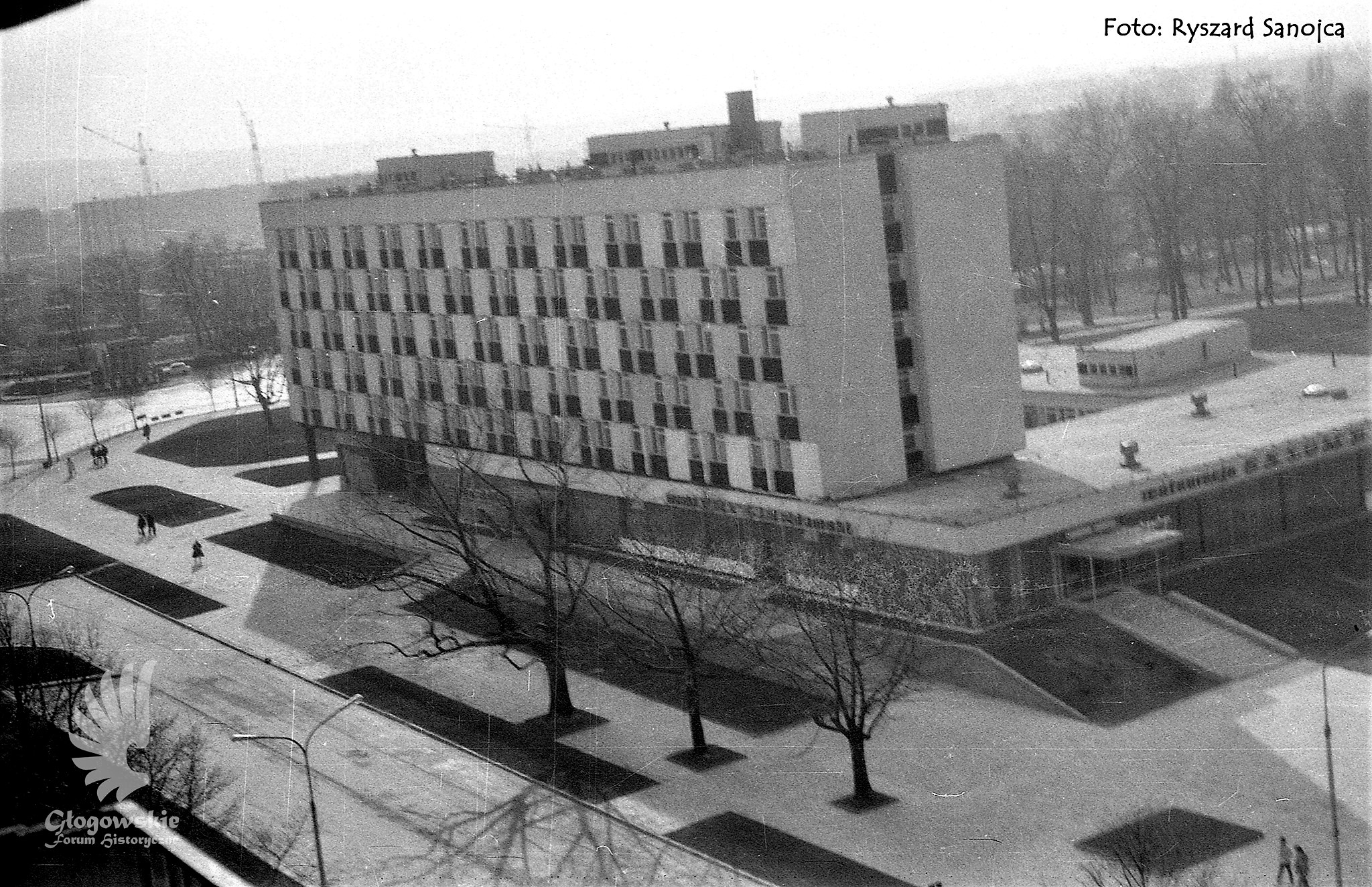 Widok na hotel z budynku przy Alei Wolności Widok na hotel z budynku przy Alei Wolności