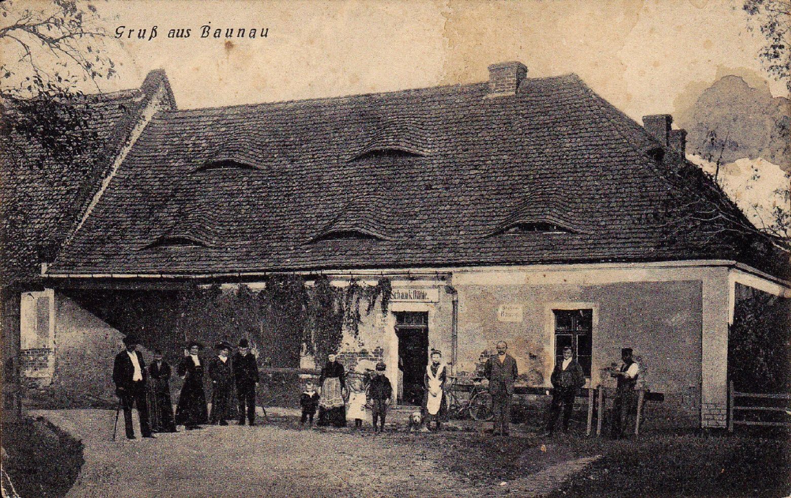 Przedwojenni, niemieccy mieszkańcy Bonowa przed budynkiem