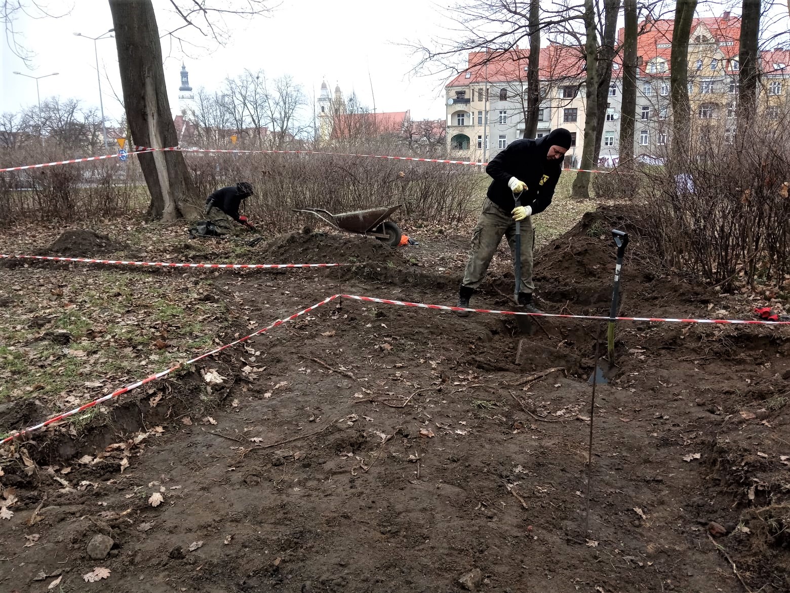 Wykopywanie popiersia Schillera wiosną 2021