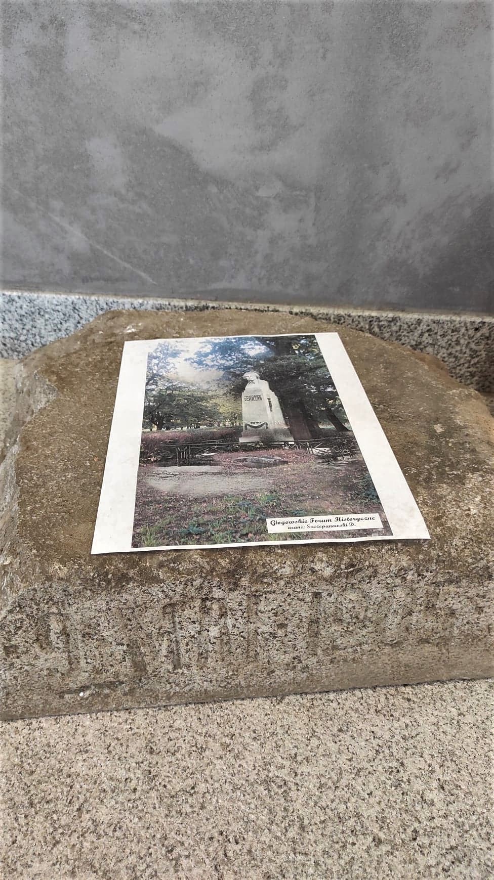 Fragment z pomnika Schillera i wydrukowana wizualizacja 