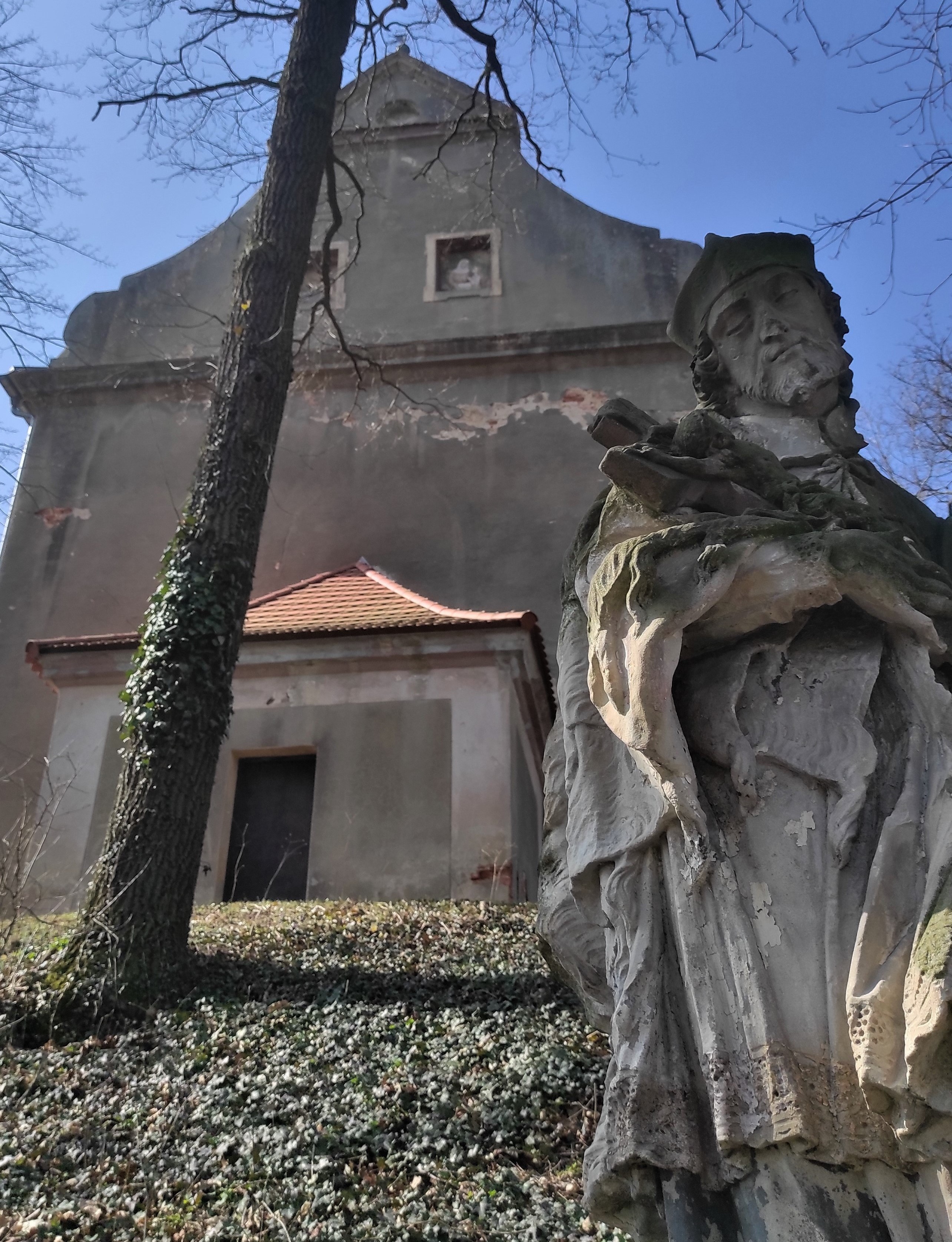 Figura św. J. Nepomucena u podn&oacute;ża kaplicy 