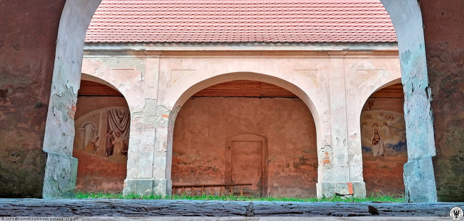 Dziedziniec we wnętrzu kaplicy