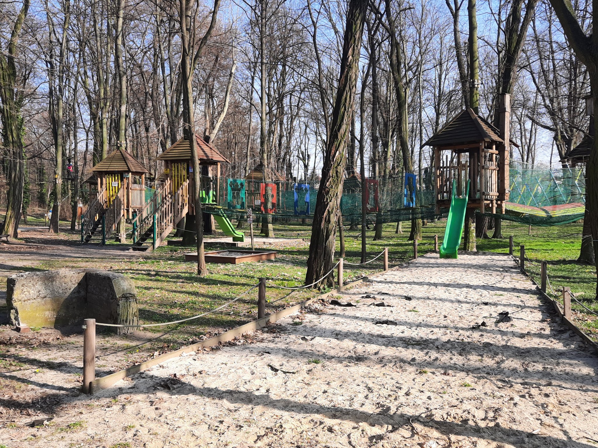 Obecnie postawiony w miejsu Zoo park linowy