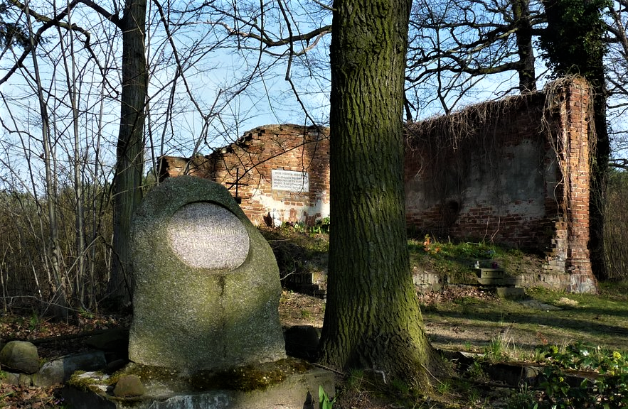 Zrujnowany grobowiec rodziny von Schlichting