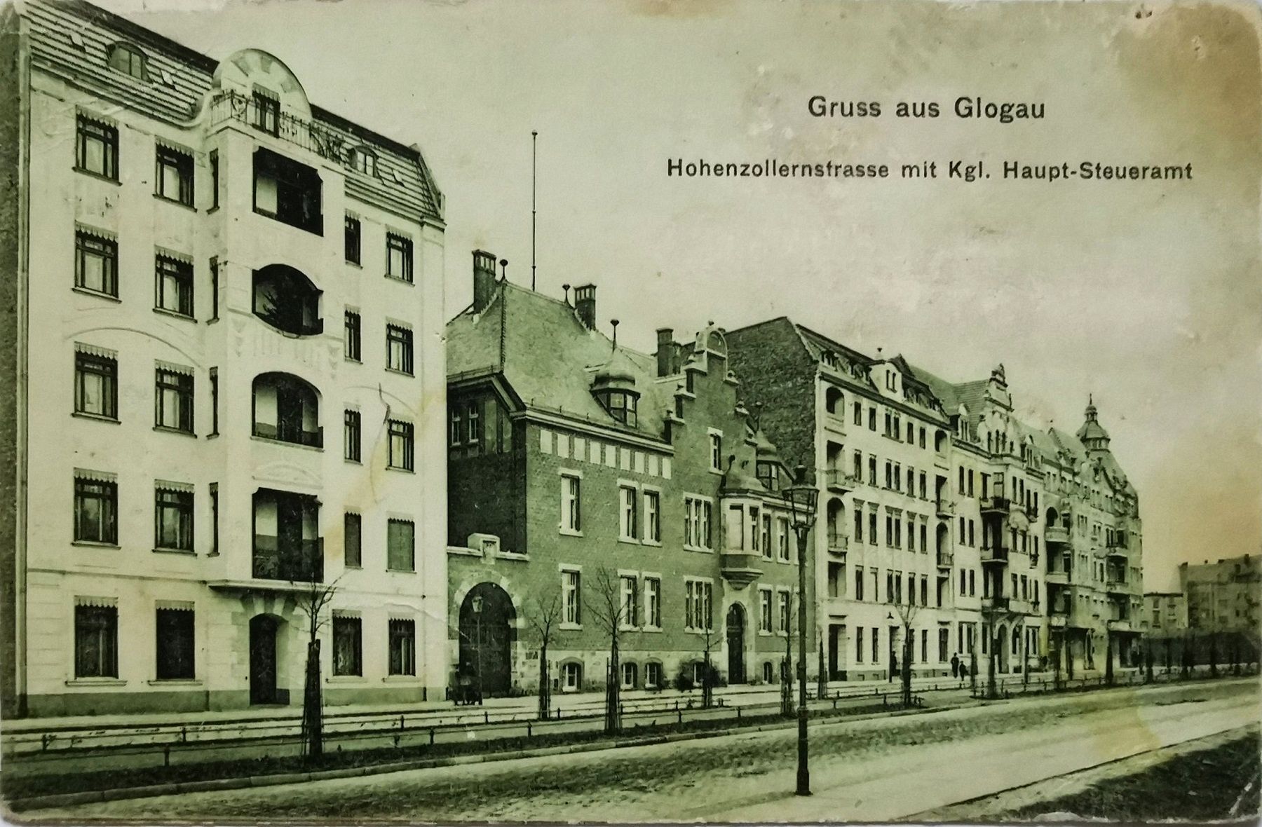 Kr&oacute;lewski Urząd Podatkowy i inne budynki