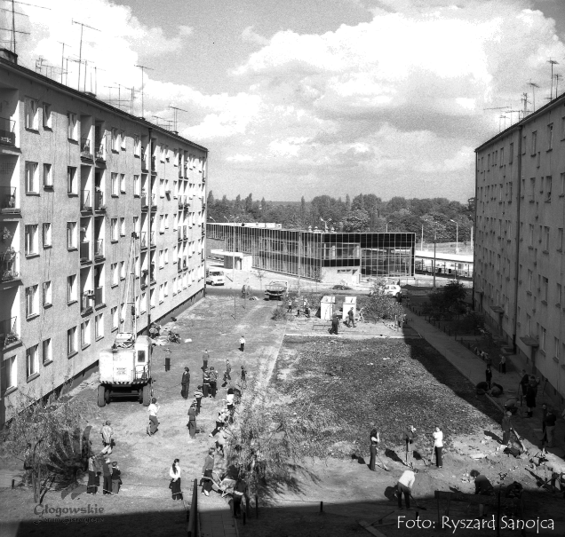 Rok 1973 i nowopowstały dworzec. Na pierwszym planie bloki przy ul. Sp&oacute;łdzielczej