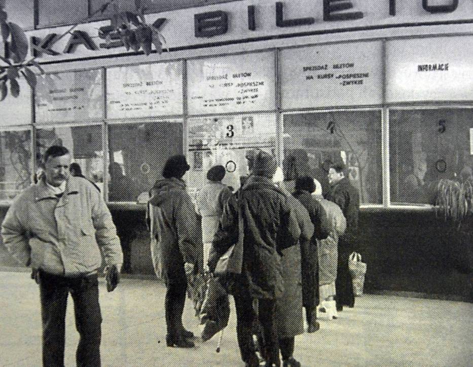 Kolejki do kas biletowych na dworcu z 1973 roku