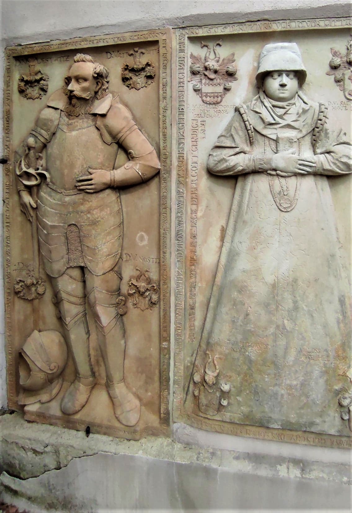 Płyty nagrobne wmurowane w ścianę kościoła