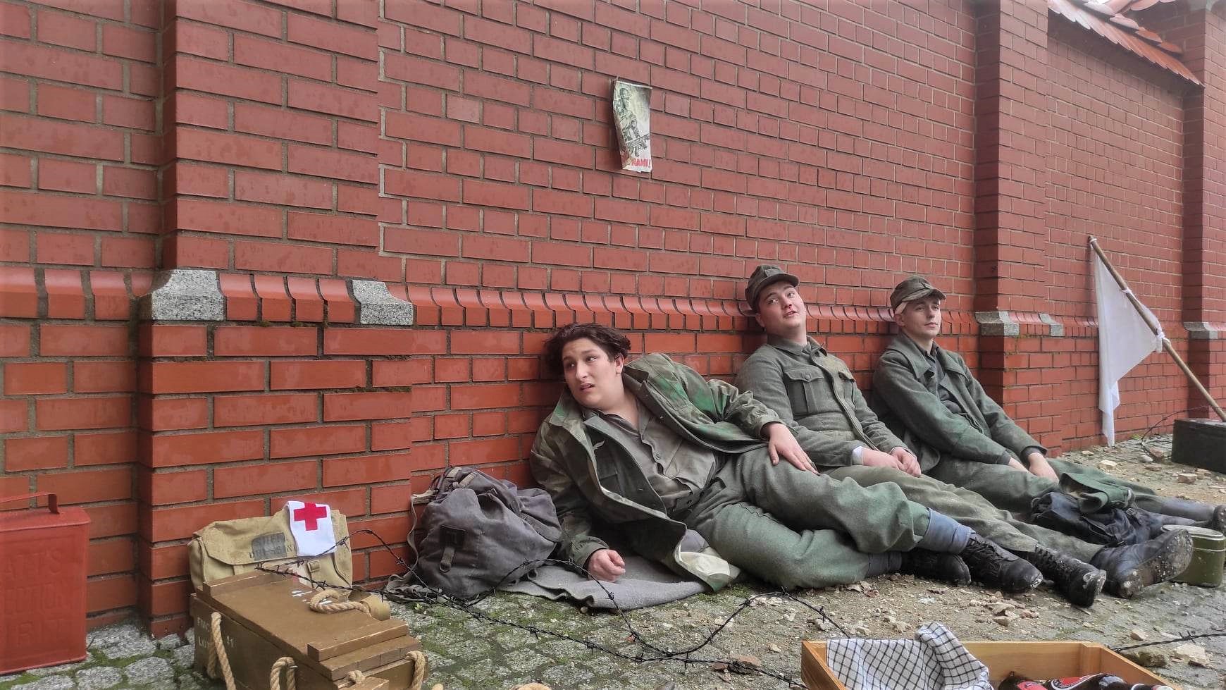 Rekonstruktorzy wojskowi w przebraniach z epoki
