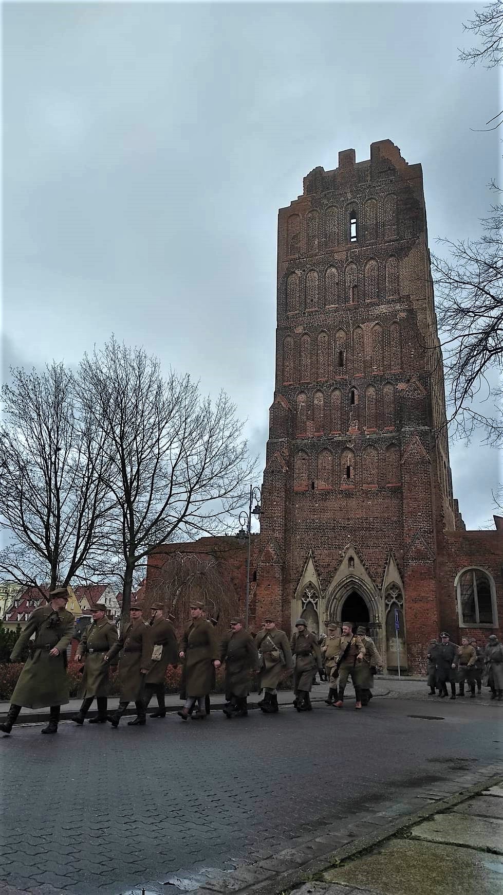 Rekonstruktorzy wojskowi w przebraniach z epoki