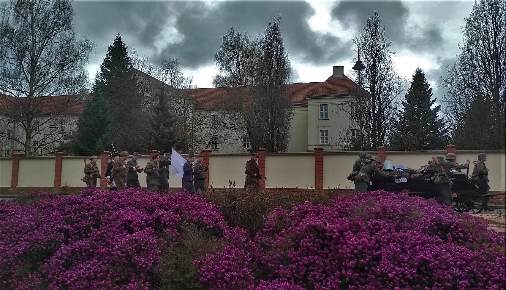 Rekonstruktorzy wojskowi w przebraniach z epoki