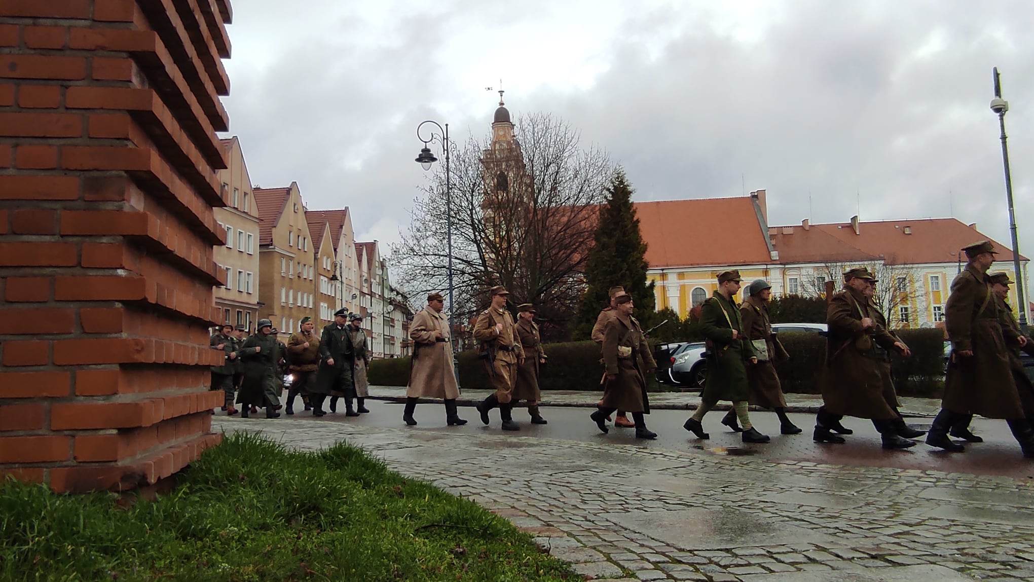 Rekonstruktorzy wojskowi w przebraniach z epoki