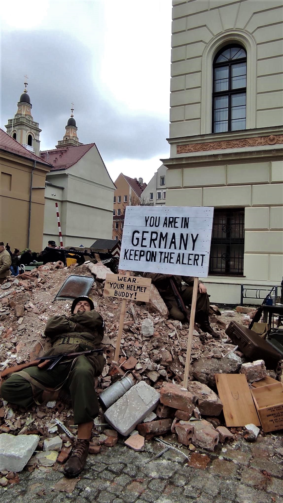 Rekonstruktor wojskowy na gruzach