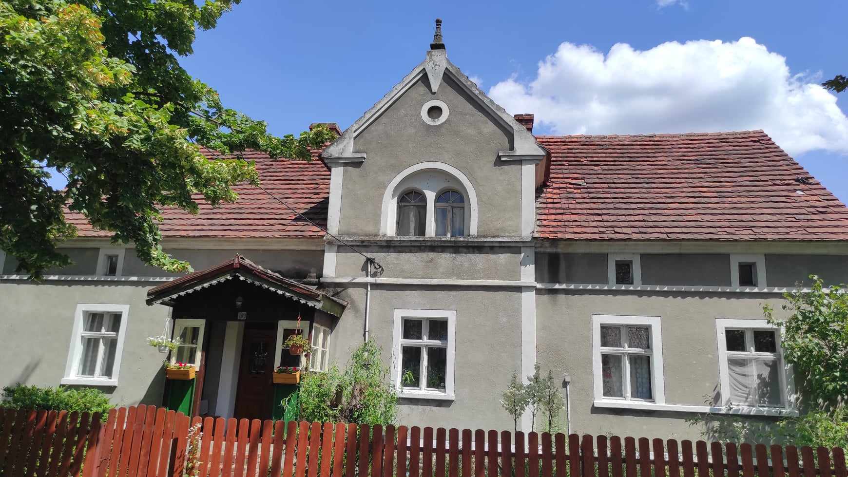 Jeden z poniemieckich dom&oacute;w na terenie wsi