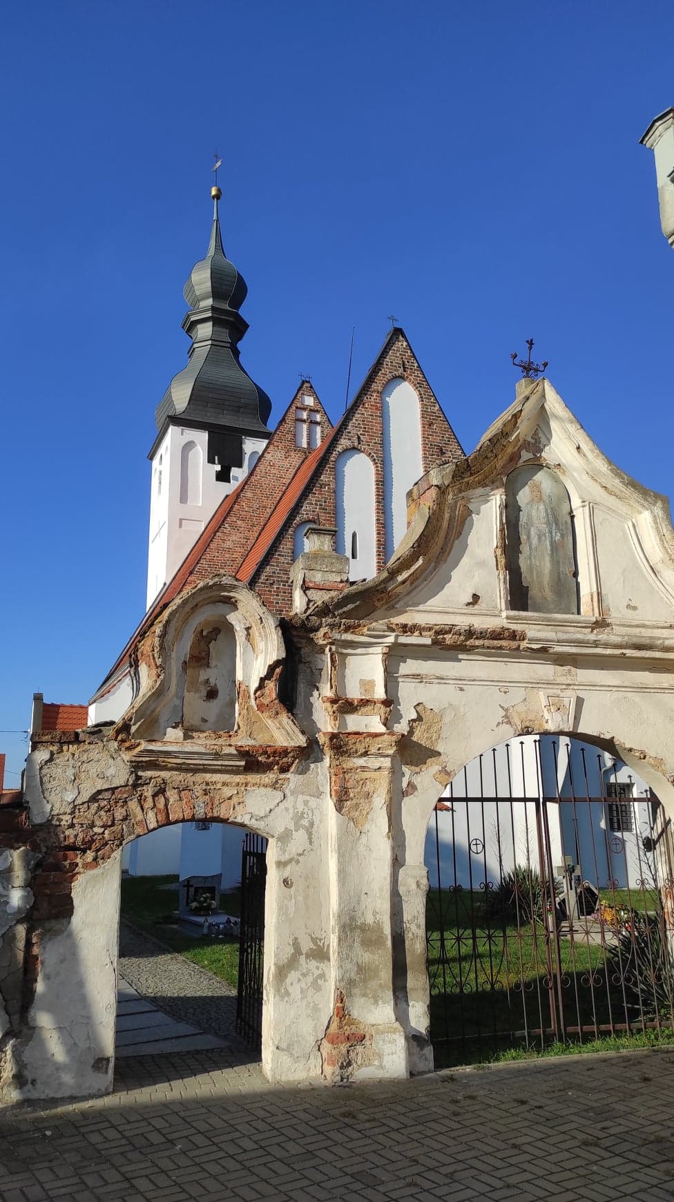 Kości&oacute;ł w Kwielicach i zabytkowa brama