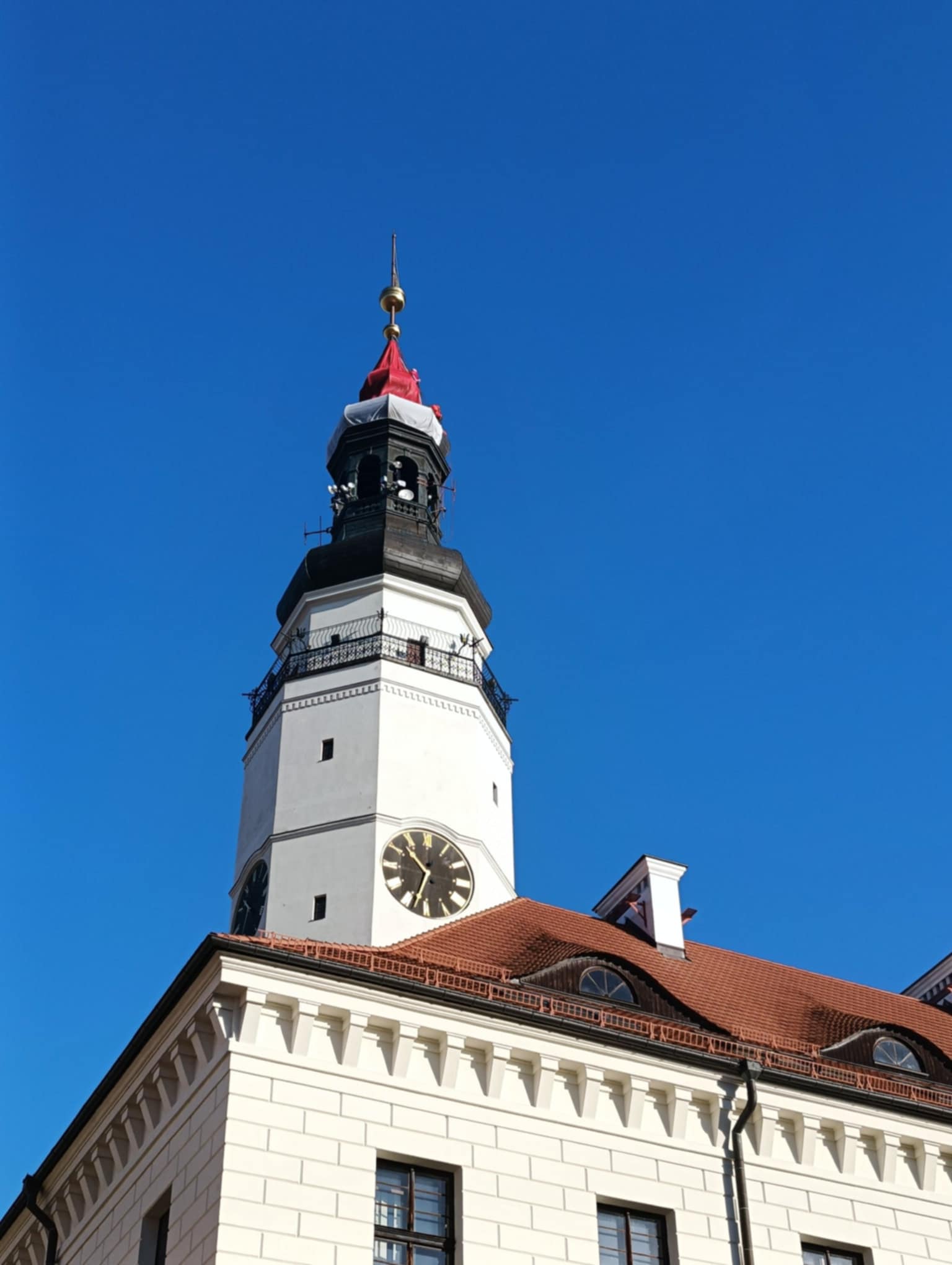 Alpiniści kończą zawieszać czapkę