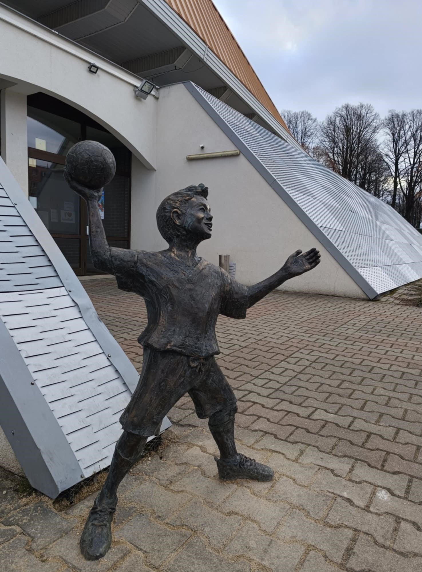 Figurka przed halą widowiskową