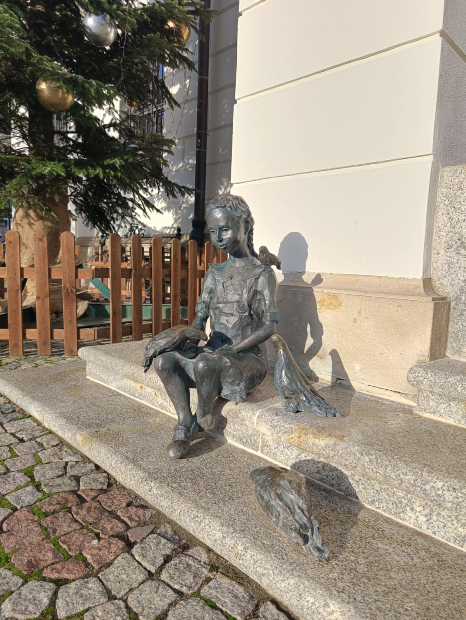 Figurka przed Ratuszem