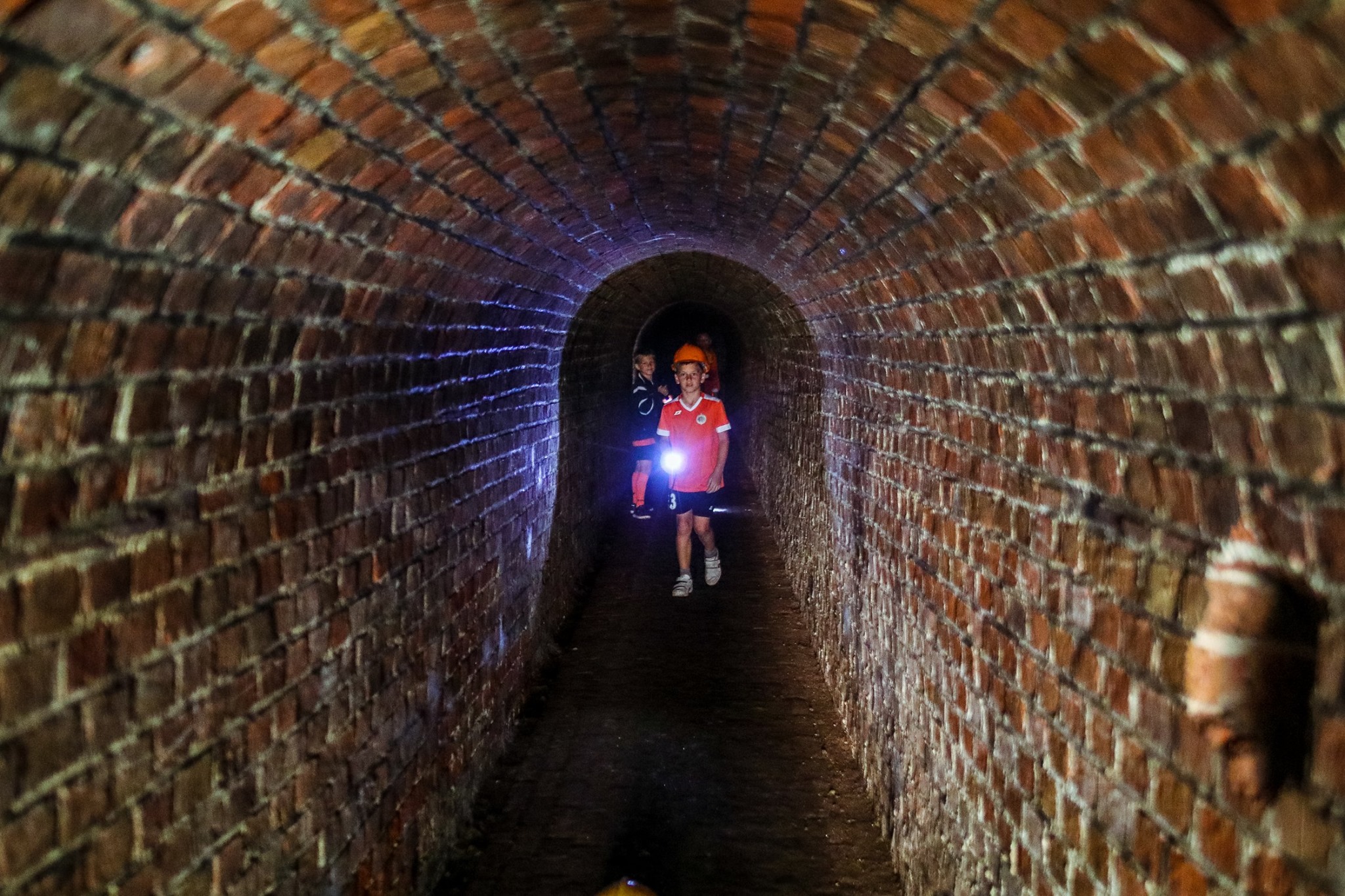 Dzieci podczas zwiedzania tunelu kilka lat temu