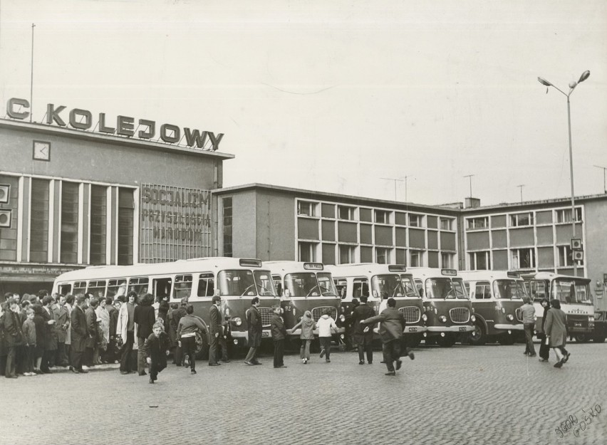 Stare autobusy marki Jelcz przed dworcem kolejowym