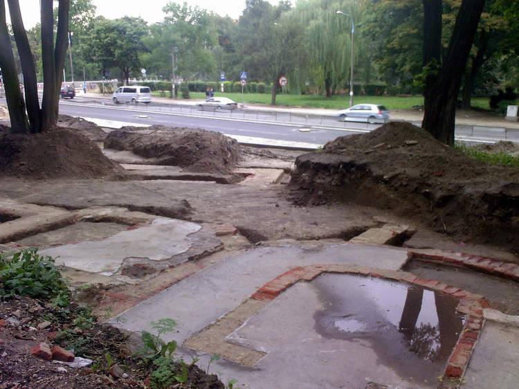 Prace budowlane odsłoniły fundamenty budynku Prace budowlane odsłoniły fundamenty budynku
