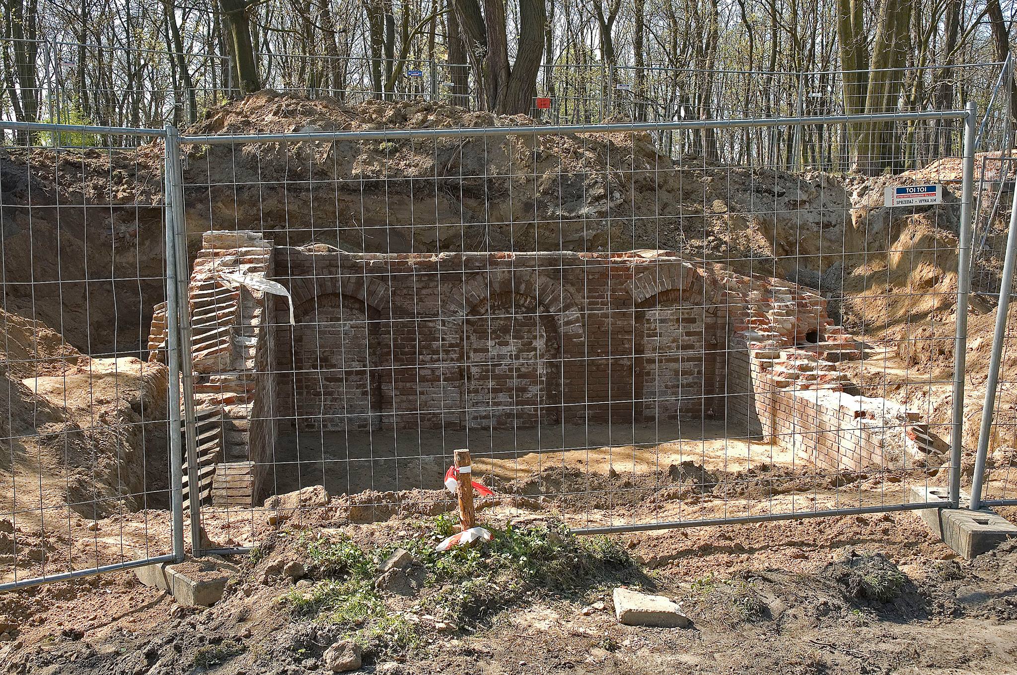 Prace budowlane odsłoniły fundamenty budynku Prace budowlane odsłoniły fundamenty budynku
