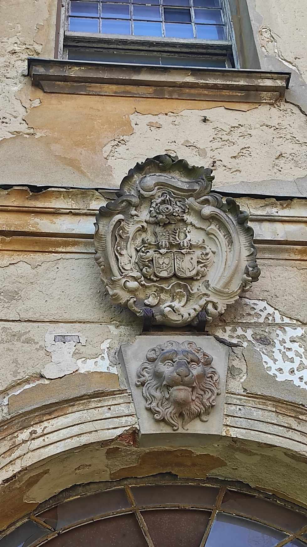 Kartusz herbowy nad jednym z wejść Kartusz herbowy nad jednym z wejść