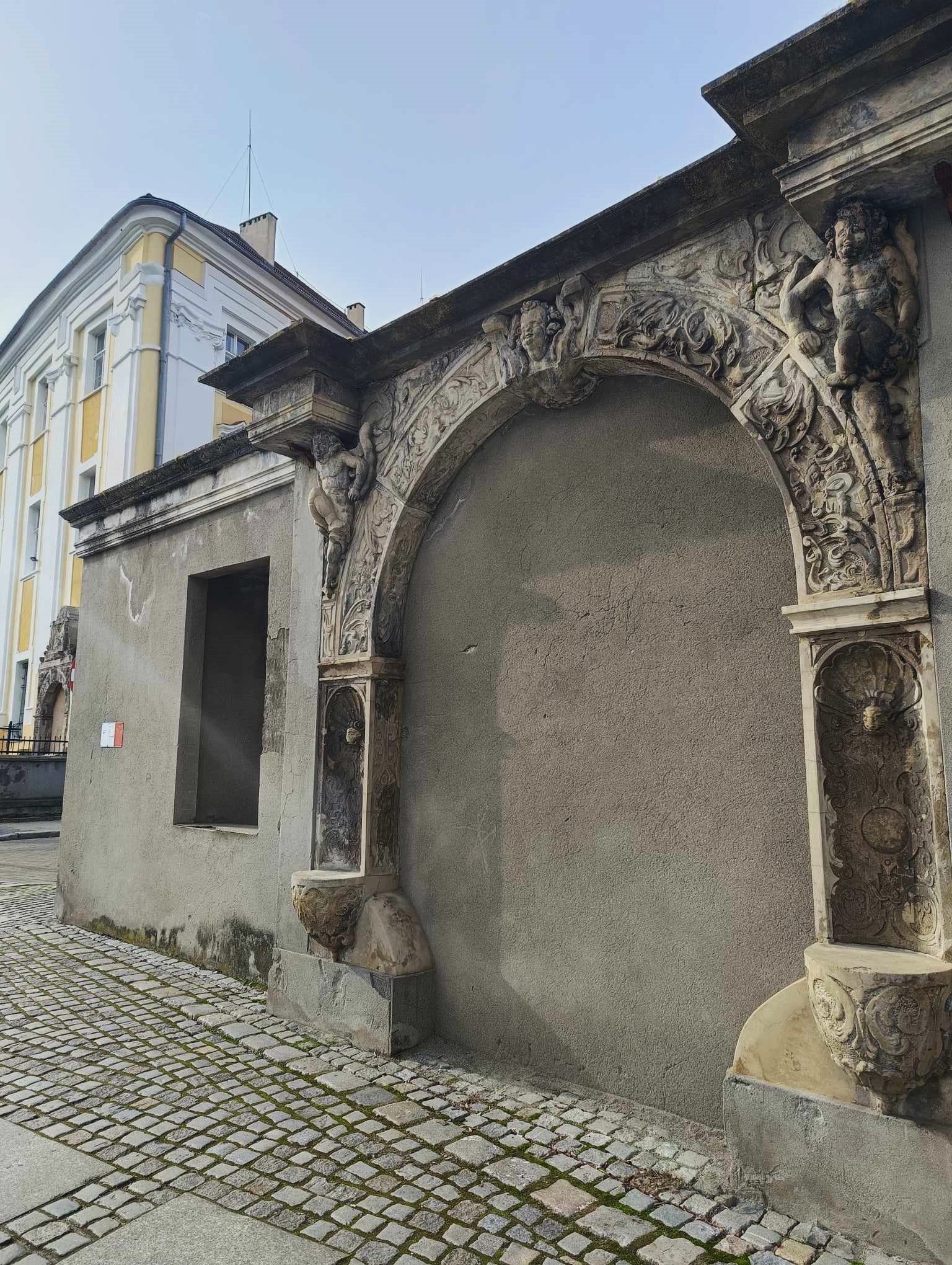 Portal przeniesiony z Rynku, w miejscu dawnego więzienia