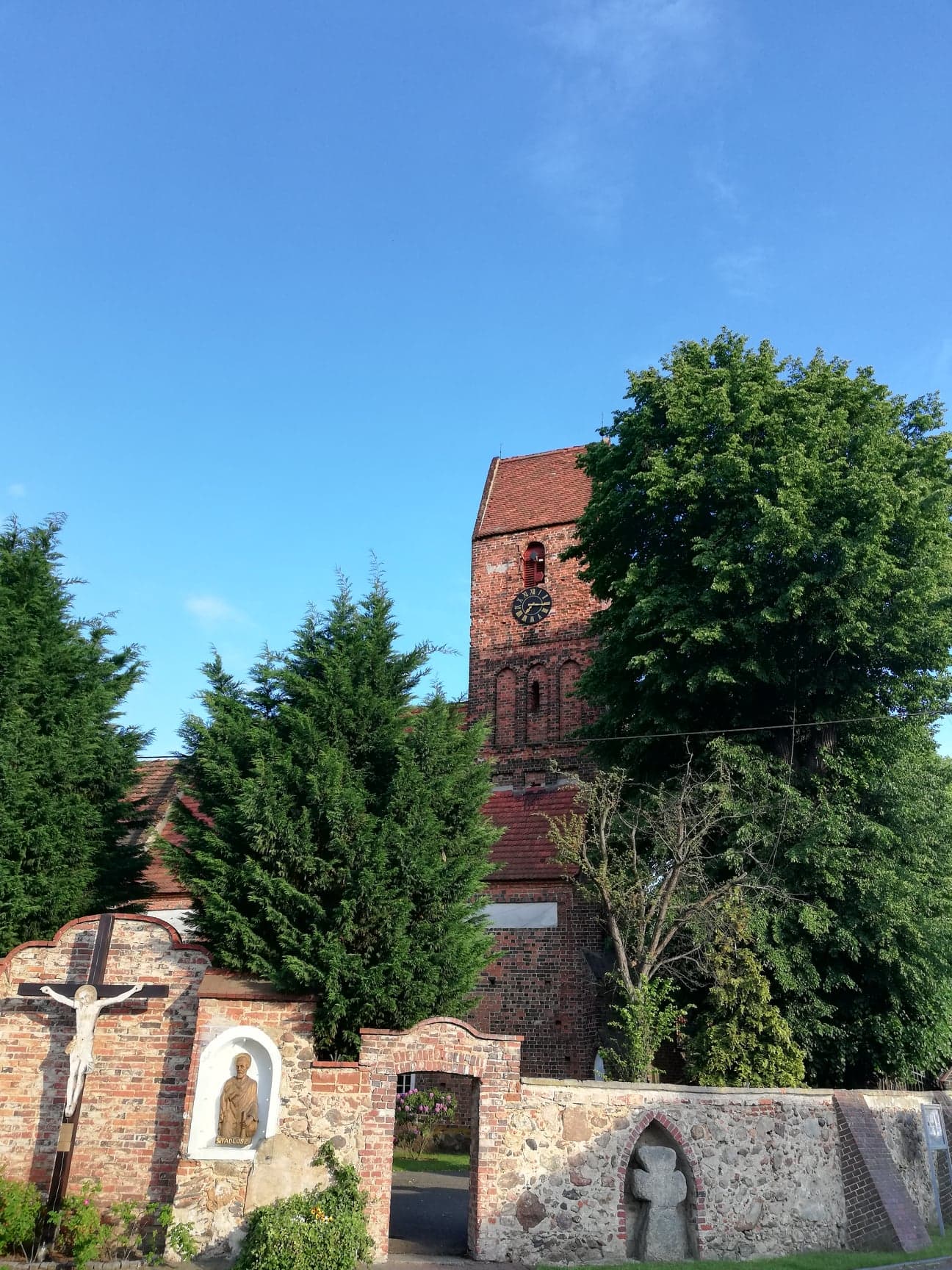 Krzyż pokutny i drewniane figury patron&oacute;w