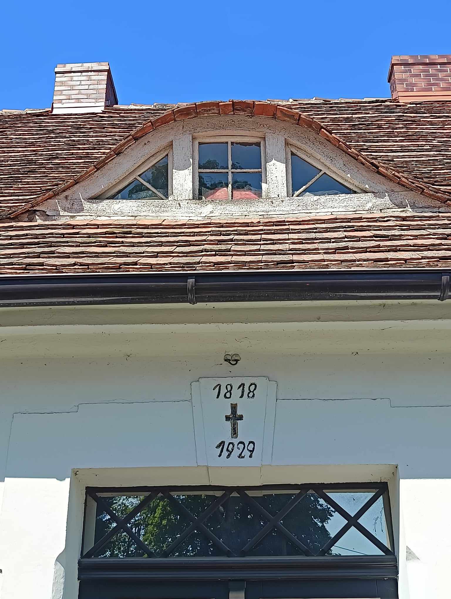 Daty na budynku plebanii
