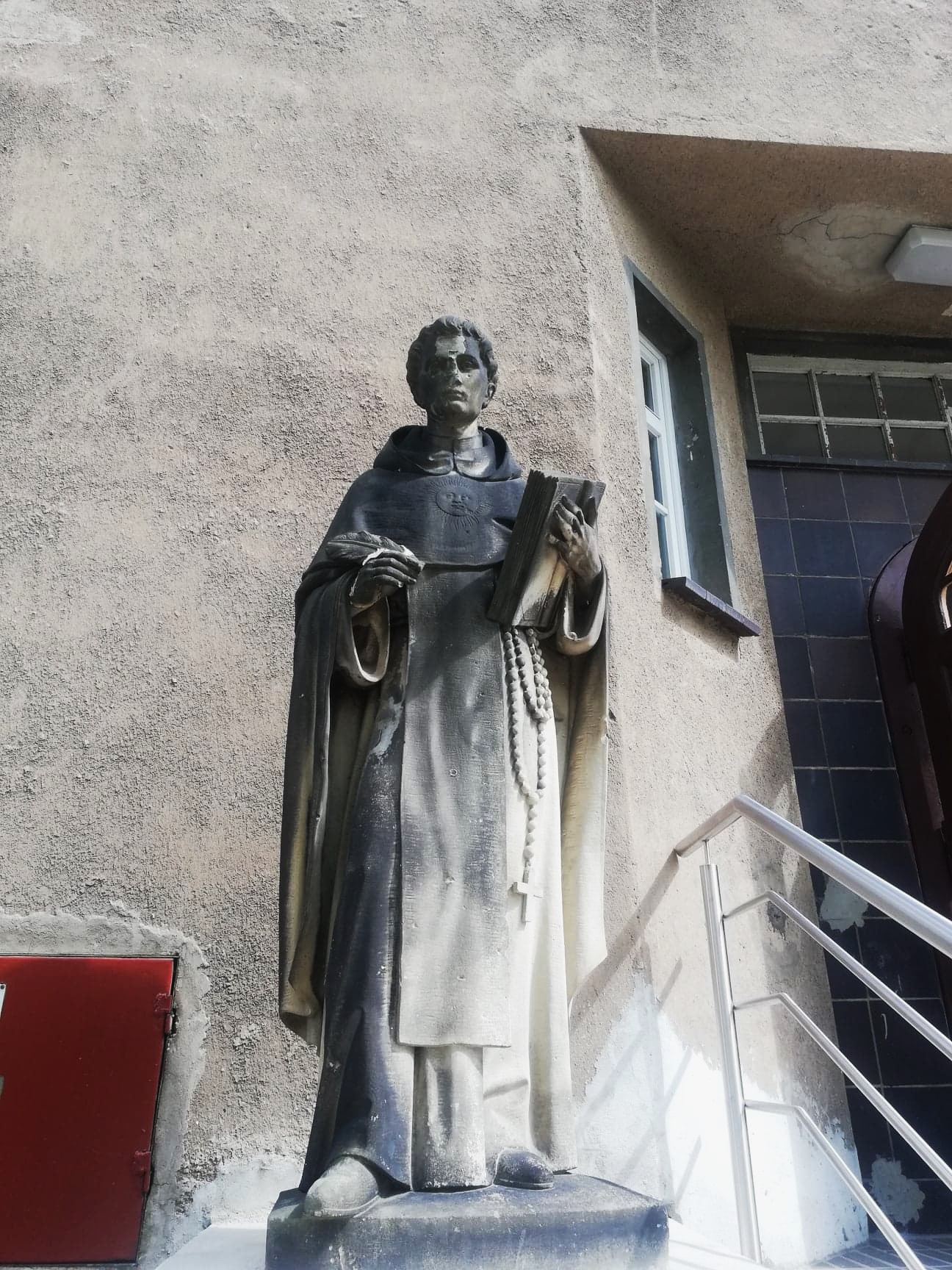 Figura po lewej stronie schod&oacute;w