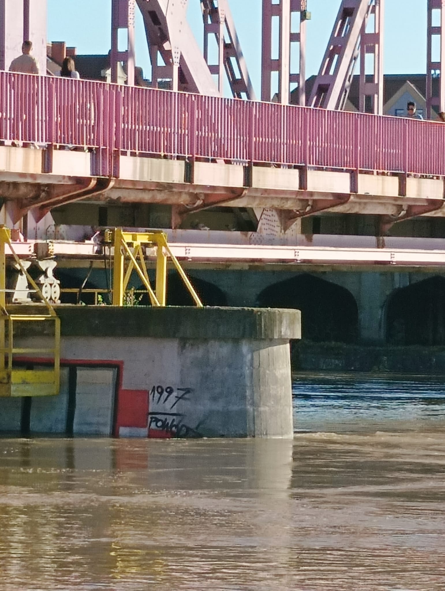 Graffiti pod mostem ukazujące poziom, jaki osiągnęła Odra w 1997 roku