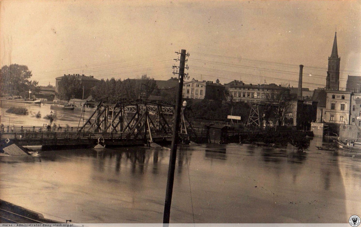 Zdjęcie zrobione w czasie powodzi w 1915 roku. Most na Odrze