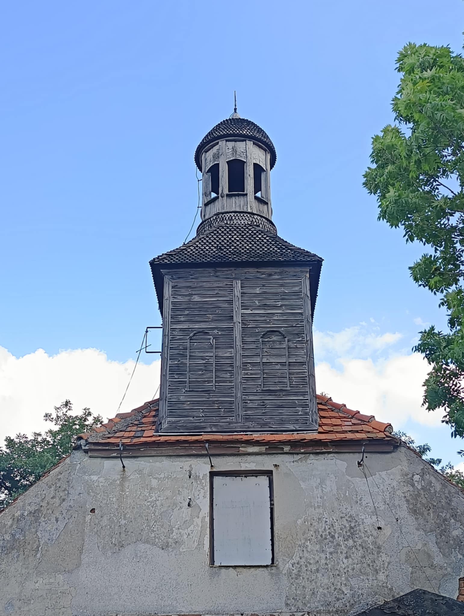 Gontowa wieżyczka z latarnią