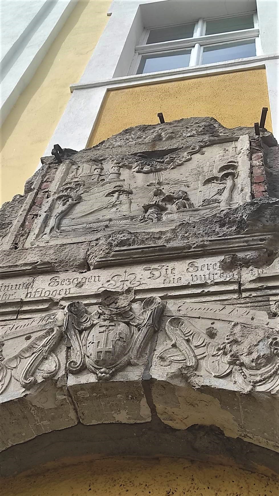 Szczeg&oacute;ły architektoniczne fragmentu portalu