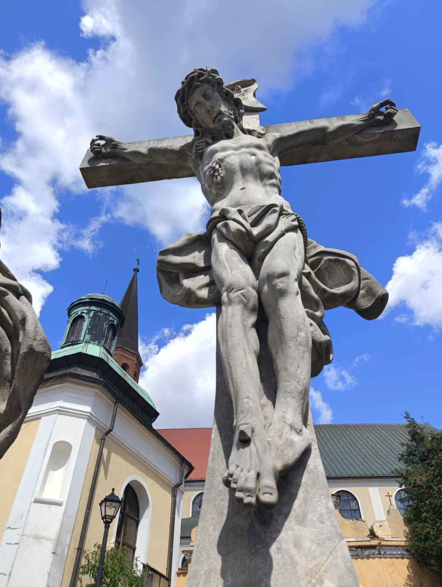 Figura przed kościołem