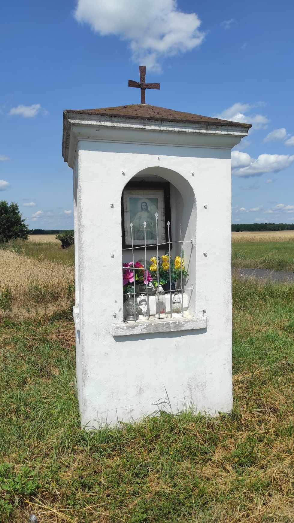 Jedna z kilku kapliczek we wsi