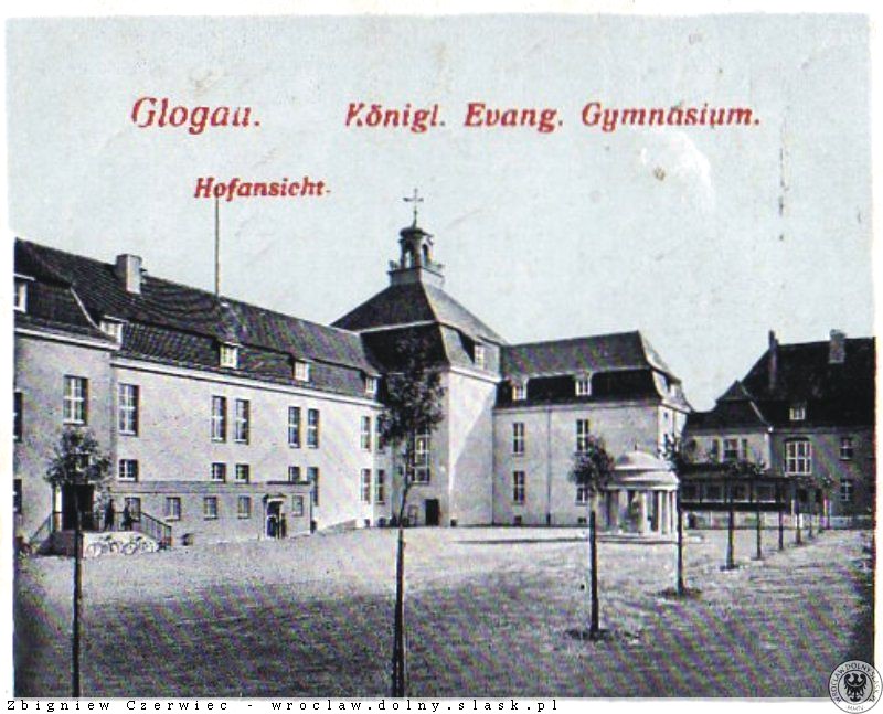 Źr&oacute;dełko na boisku gimnazjum katolickiego