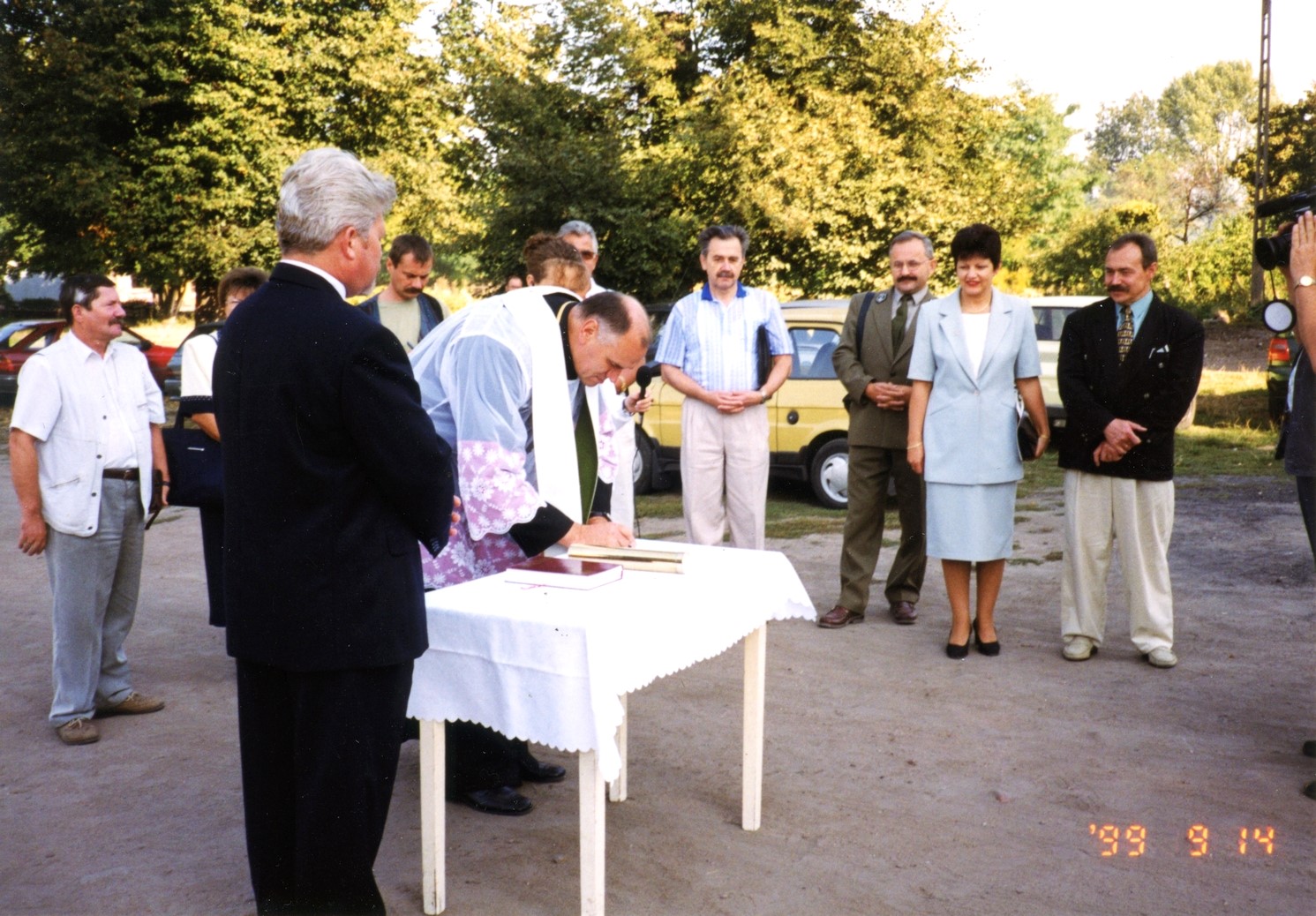Uroczyste umieszczanie zawartości w kapsule czasu. Wrzesień 1999 r.